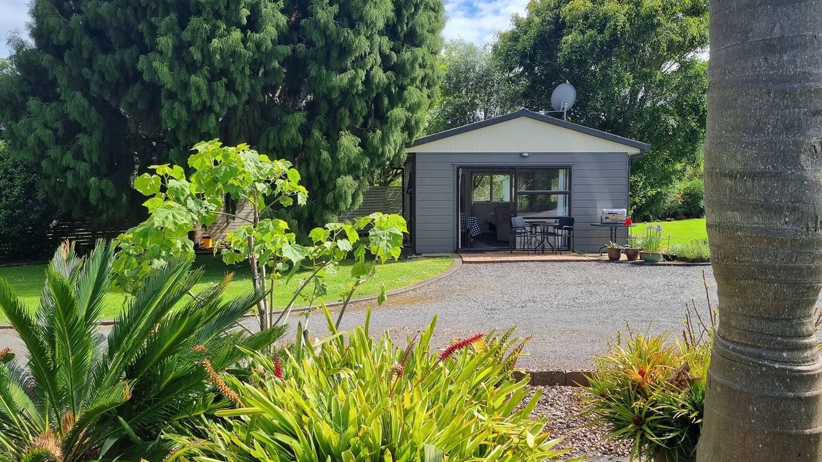 Coromandel Apartment | Sal's Rimu Rest-Smart TV/Internet, Peaceful Garden Setting, BBQ, 1.5km to town.