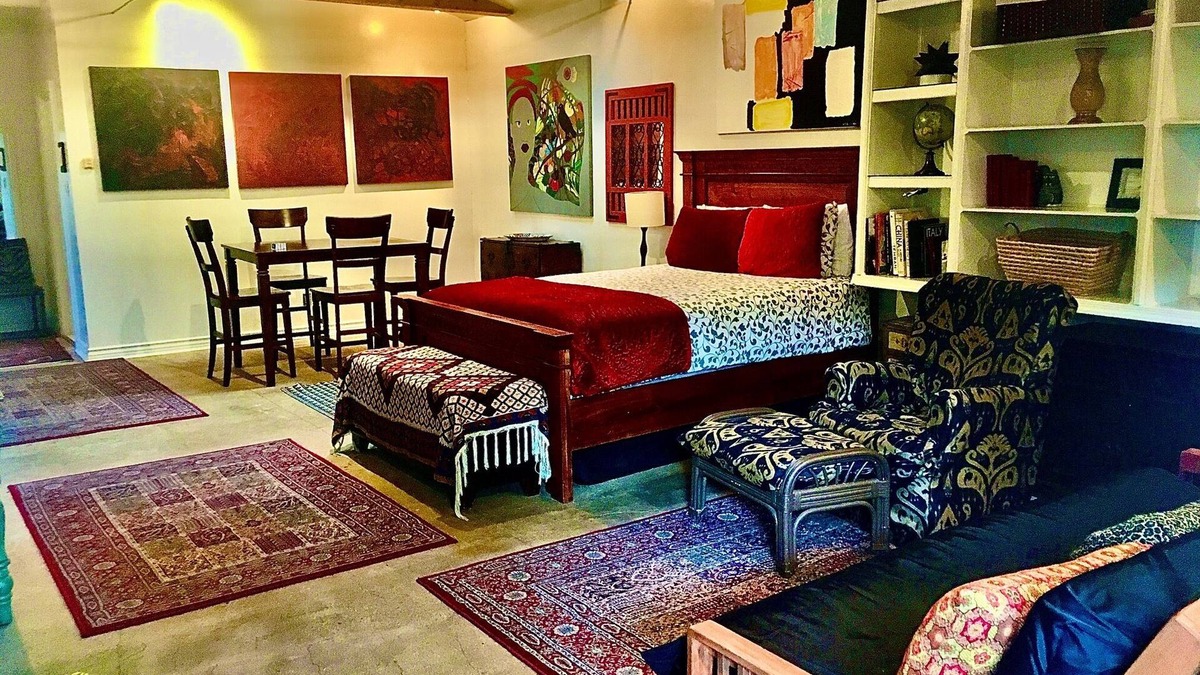Hollywood House | Sallie's BEST Guesthouse: GREAT NEIGHBORHOOD, comfortable, convenient, beautiful