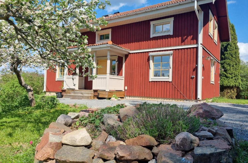 Uppsala Villa | Sällinge House - Cozy Villa with Fireplace and Garden close to Uppsala