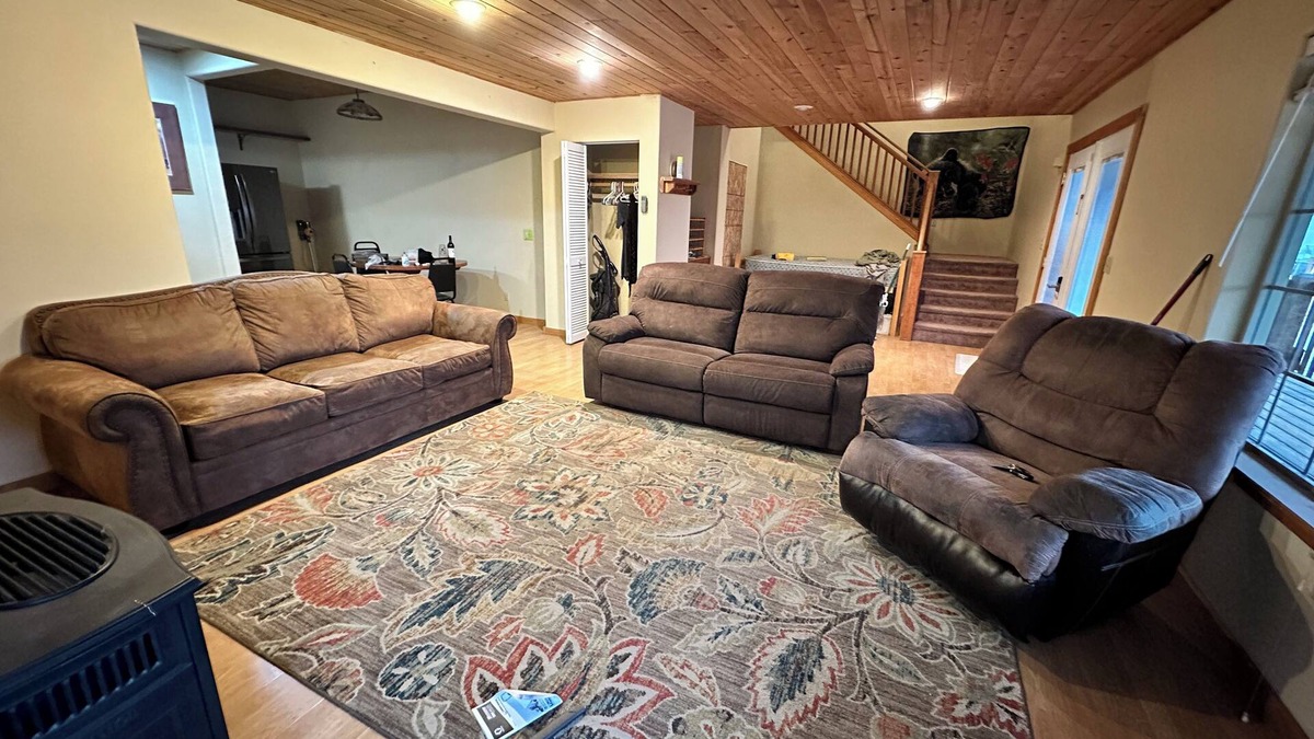 Okanogan House | Salmon Fishing Lrg1-bedroom sleeps 5 WiFi in Malott attached to wagon wheel.