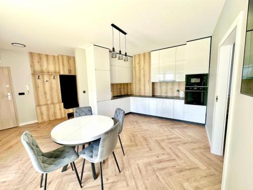 Gizycko Apartment | Salon z widokiem na jezioro Kisajno i 2 sypialnie