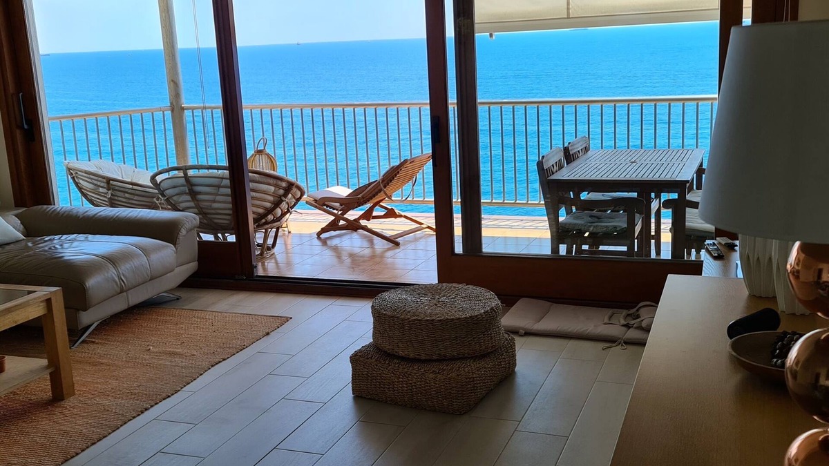 Cap de Salou Apartment | Salou superb 1st line air-conditioned apartment, wifi, direct access to the sea.