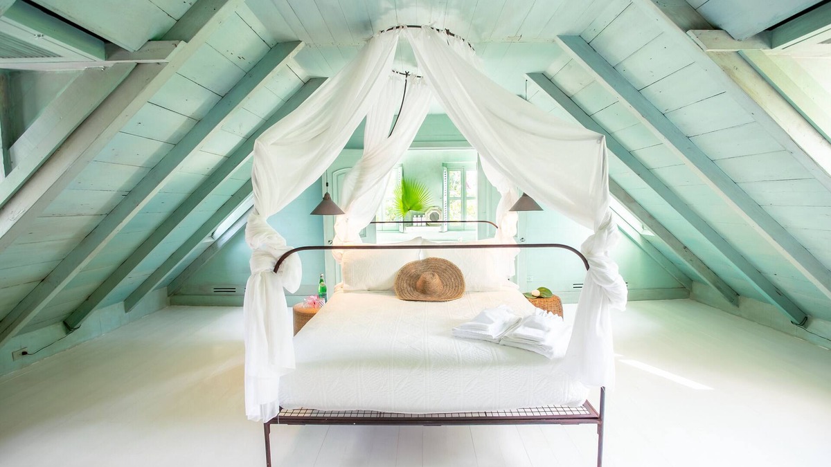 Dunmore Town House | Salt Box: an Enchanting Historical Property with a Pool