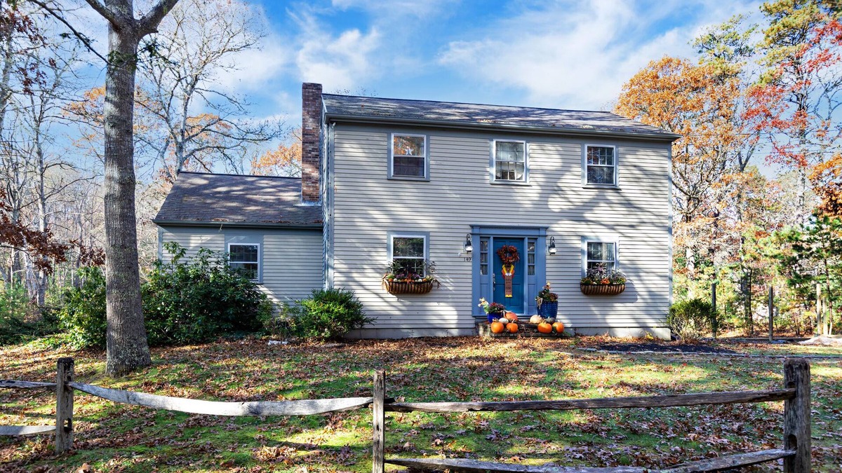 Cotuit House | Salt Box Minutes to Beaches & Golf Courses