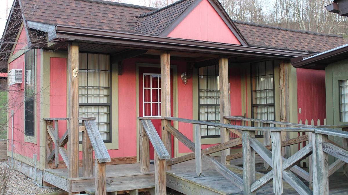 New Plymouth Cottage | Salt & Pepper Shaker Muesuem Cottage centrally located within the Hocking Hills