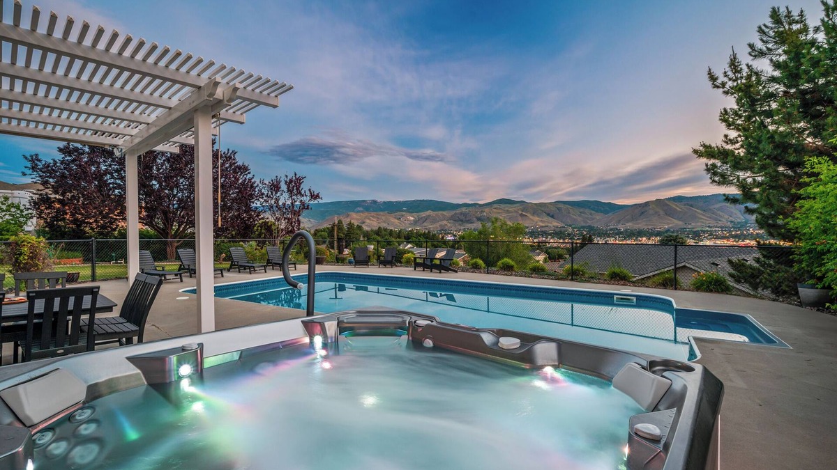 East Wenatchee House | Saltwater pool, hot tub, spacious home with game room, great valley views