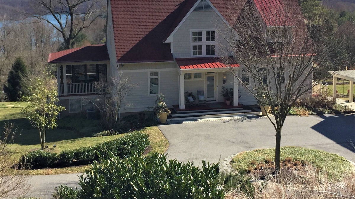 Long Green House | Saltwater Pool, Six person Hot Tub, Propane Fire Pit, Outdoor Dining Terrace.