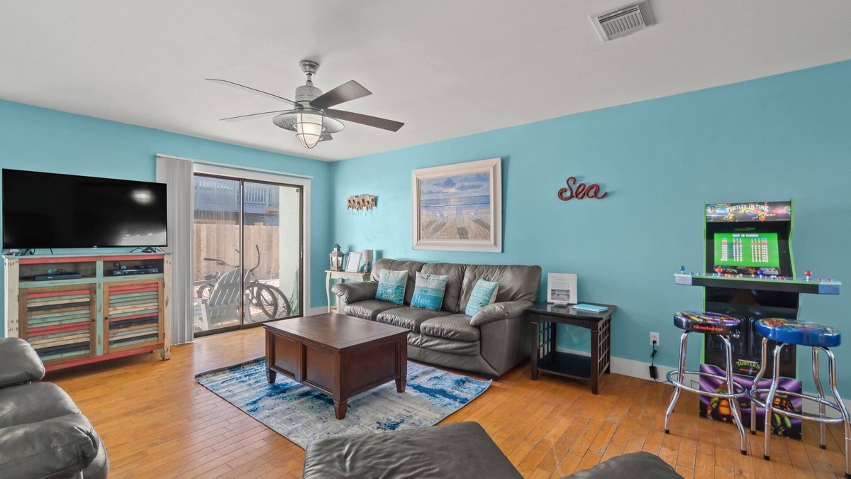 Holiday Beach House | SALTY BREEZES, 5 MIN WALK FROM BEACH with POOL