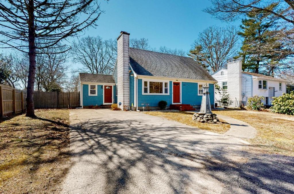 East Falmouth House | Salty Shores