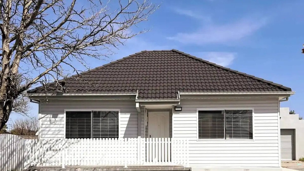 Moe House | Sam's Cottage on Hennessey