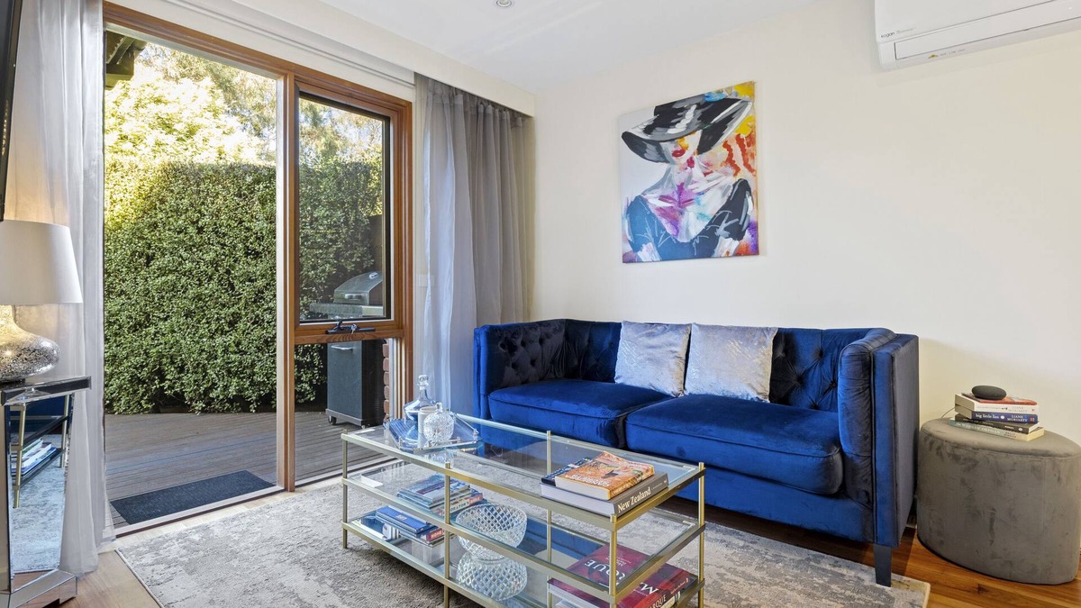 Macarthur House | Samanda's- 4pm check out Sundays|Modern|Cosy|Private|Bush Walks