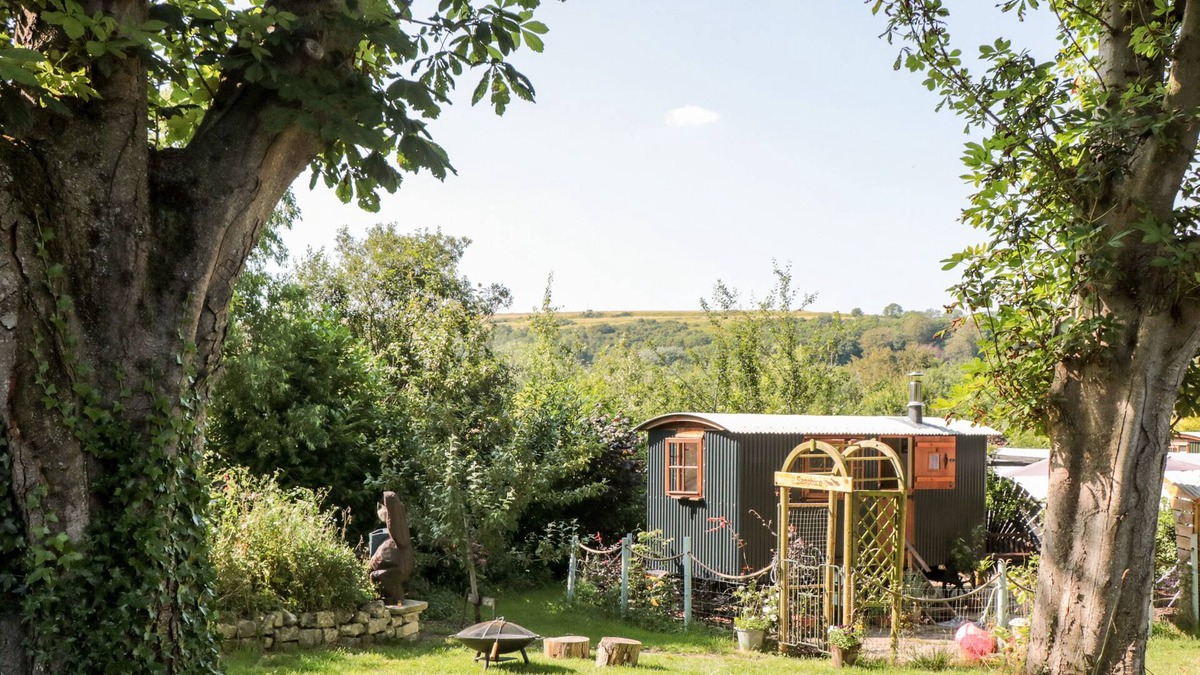 Osmington Mills Cottage | SAMPHIRE AT MIDDLE ACRE, romantic, with hot tub in Ringstead