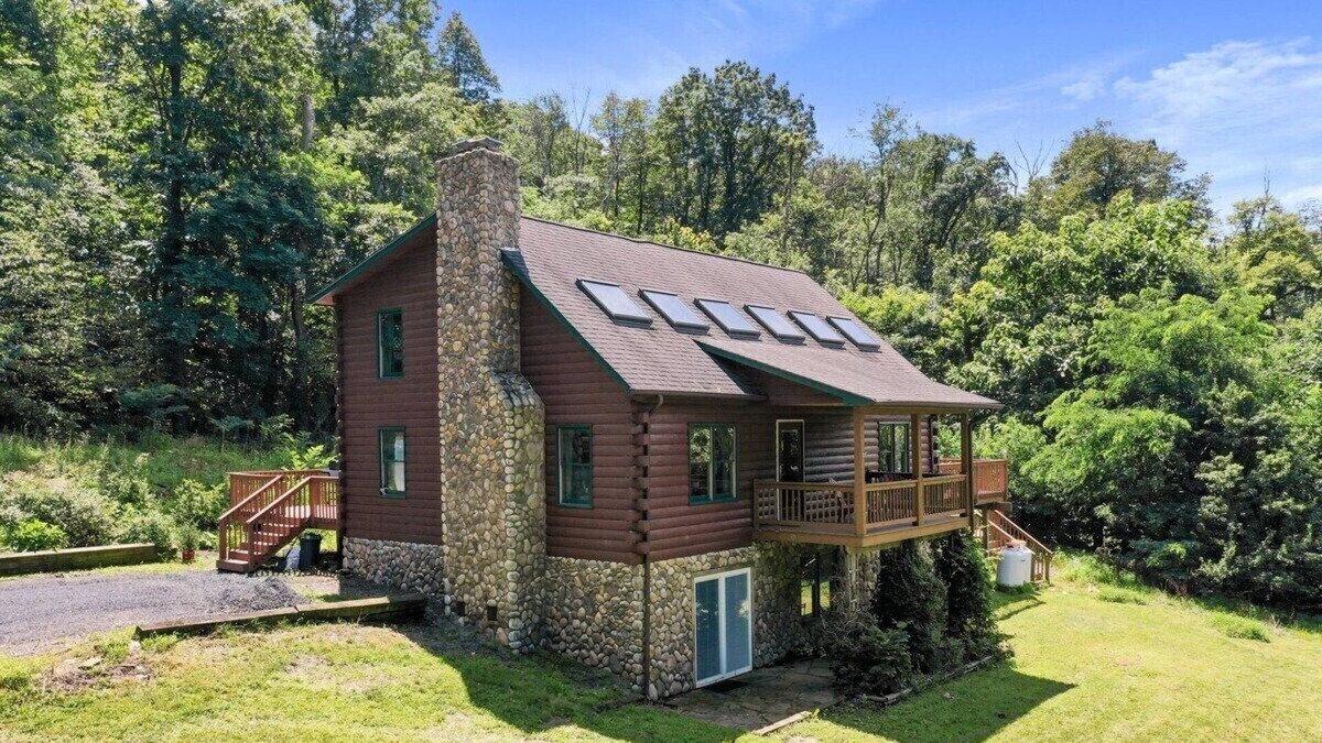Front Royal Cabin | Sampson's Lodge: Rustic w/Mountain Views & Hot Tub