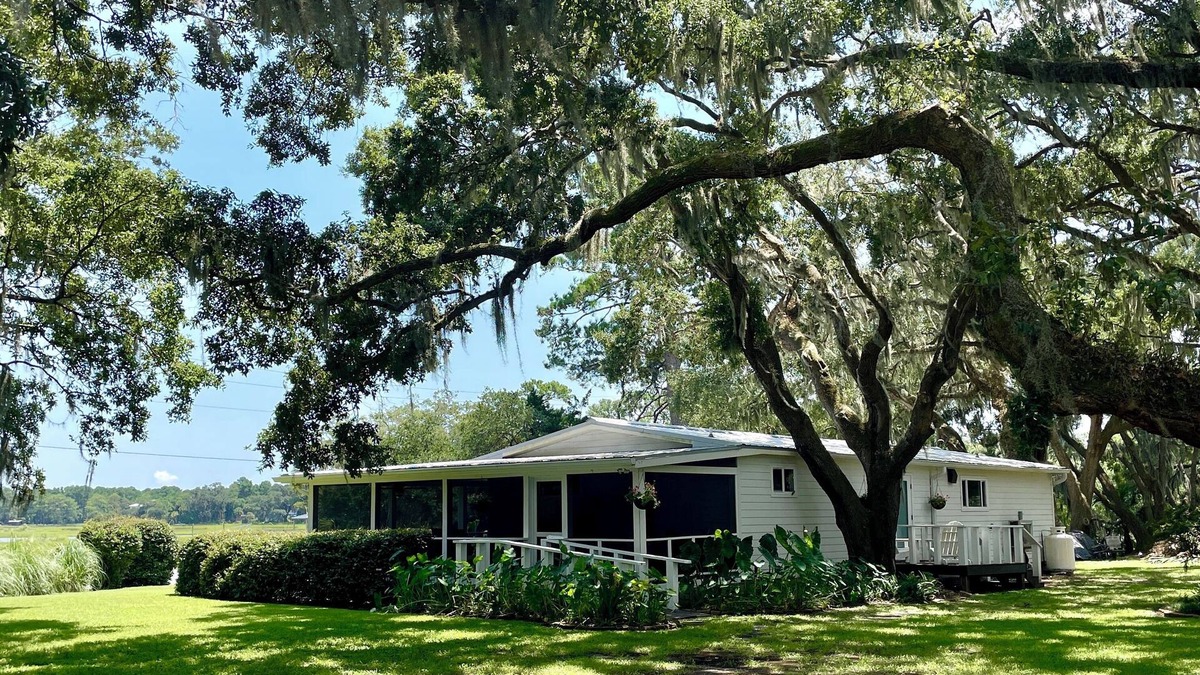 Beaufort Cottage | Sams Point Retreat-pet friendly, gorgeous water views!n