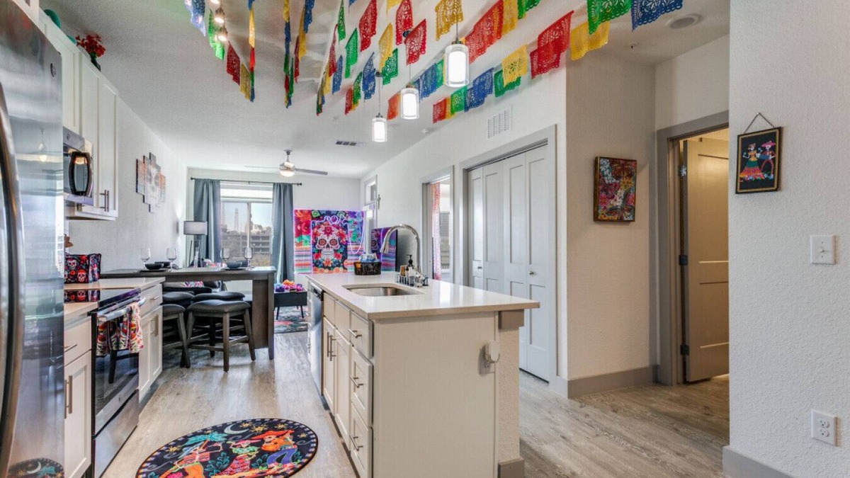 Downtown San Antonio Apartment | San Antonio Fiesta Condo on Riverwalk wKing Ste
