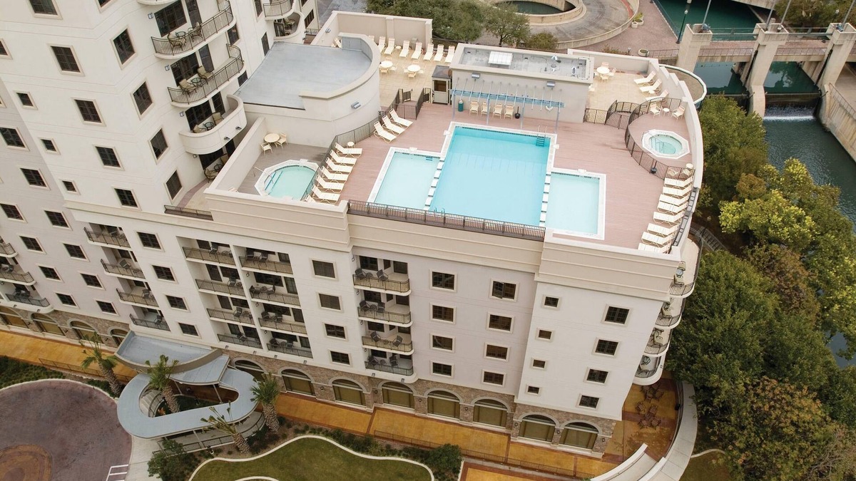 Downtown San Antonio Resort | San Antonio, TX: 1BR w/Whirlpool Tub, Free WIFI, Resort Pool, 0.5 Mi. River Walk