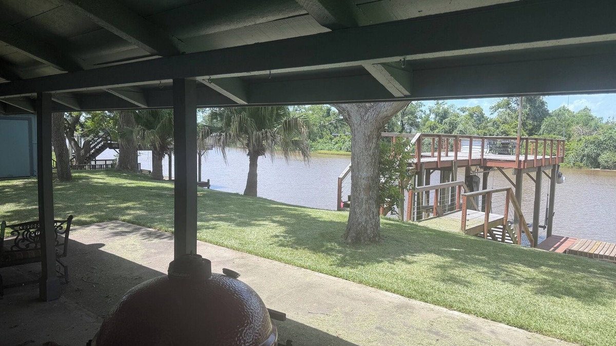 Brazoria House | San Bernard River House 4-BR, 3-B stunning river views, fishing pier, boat lift