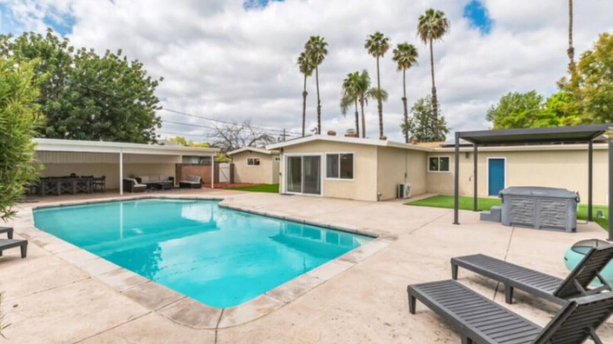 Lakeside House | San Diego Lake home 4 Bd/Bath with Pool, hot tub and golf!