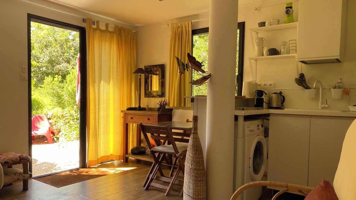 Sanary-sur-Mer Apartment | SANARY Everything on foot Charming 27m2 Quiet Garden level Terrace Parking