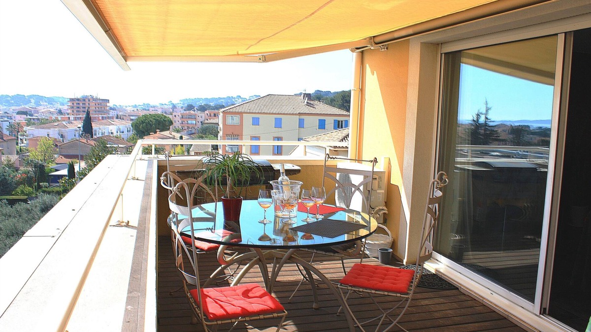 Sanary-sur-Mer Apartment | SANARY SUPERB APARTMENT SEA VIEW LARGE TERRACE PARKING OR GARAGE