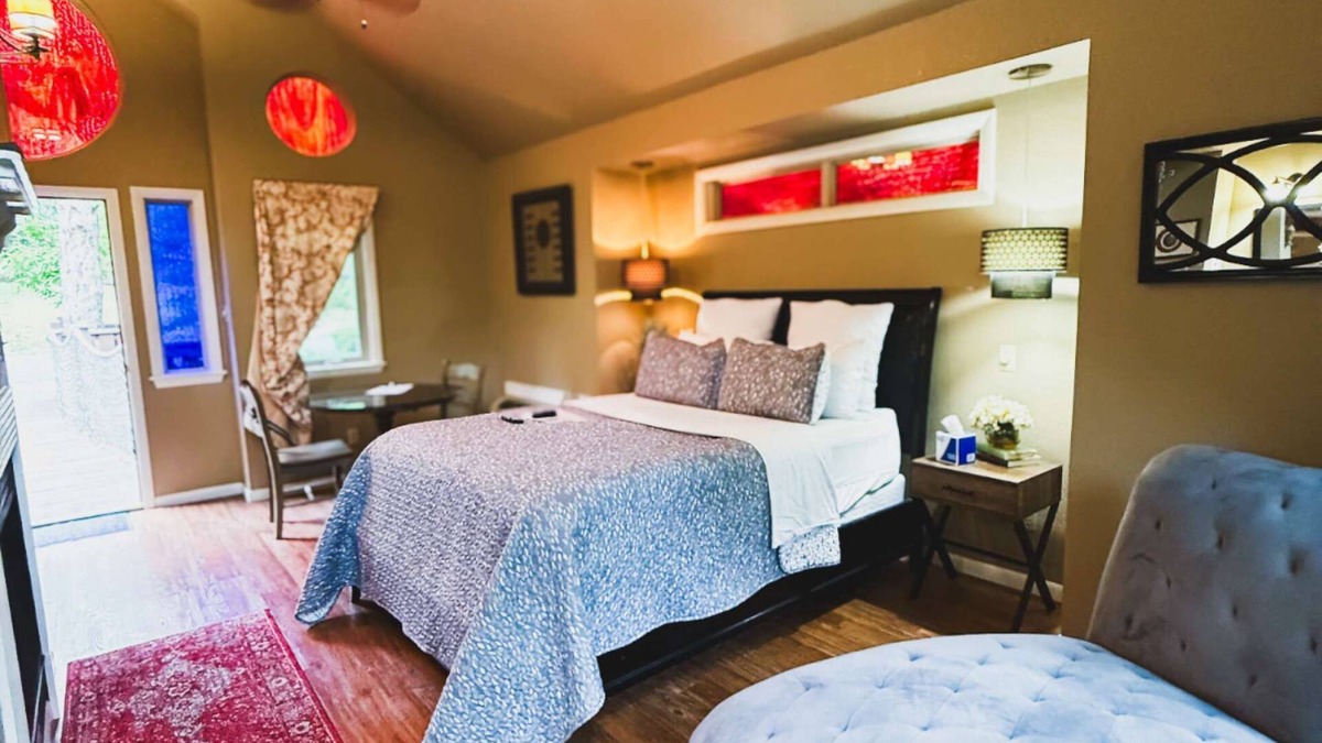 Eureka Springs Cottage | Sanctuary Treehouse with Jacuzzi