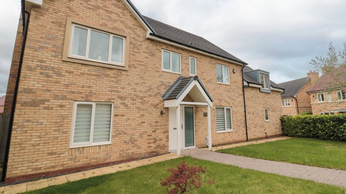 Morpeth Cottage | SANCTUARY VIEW, pet friendly, with hot tub in Morpeth