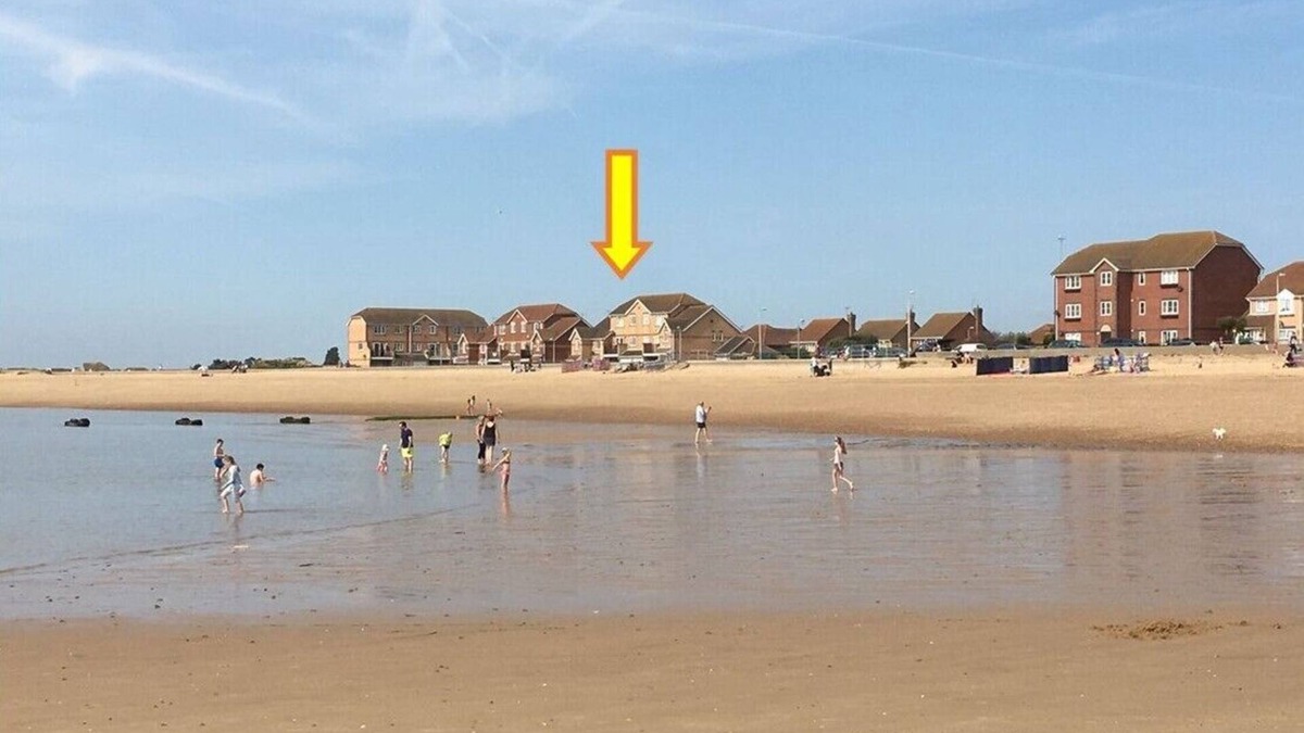 Clacton-on-Sea House | Sand Castles ~ Beachfront town house