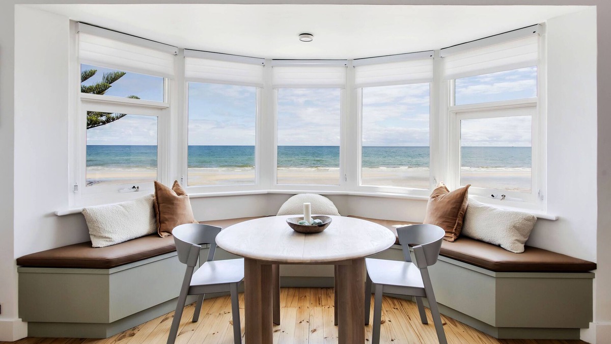 Henley Beach Apartment | Sand Prints/Seafront/Cafes/Sleeps 6/Dogs