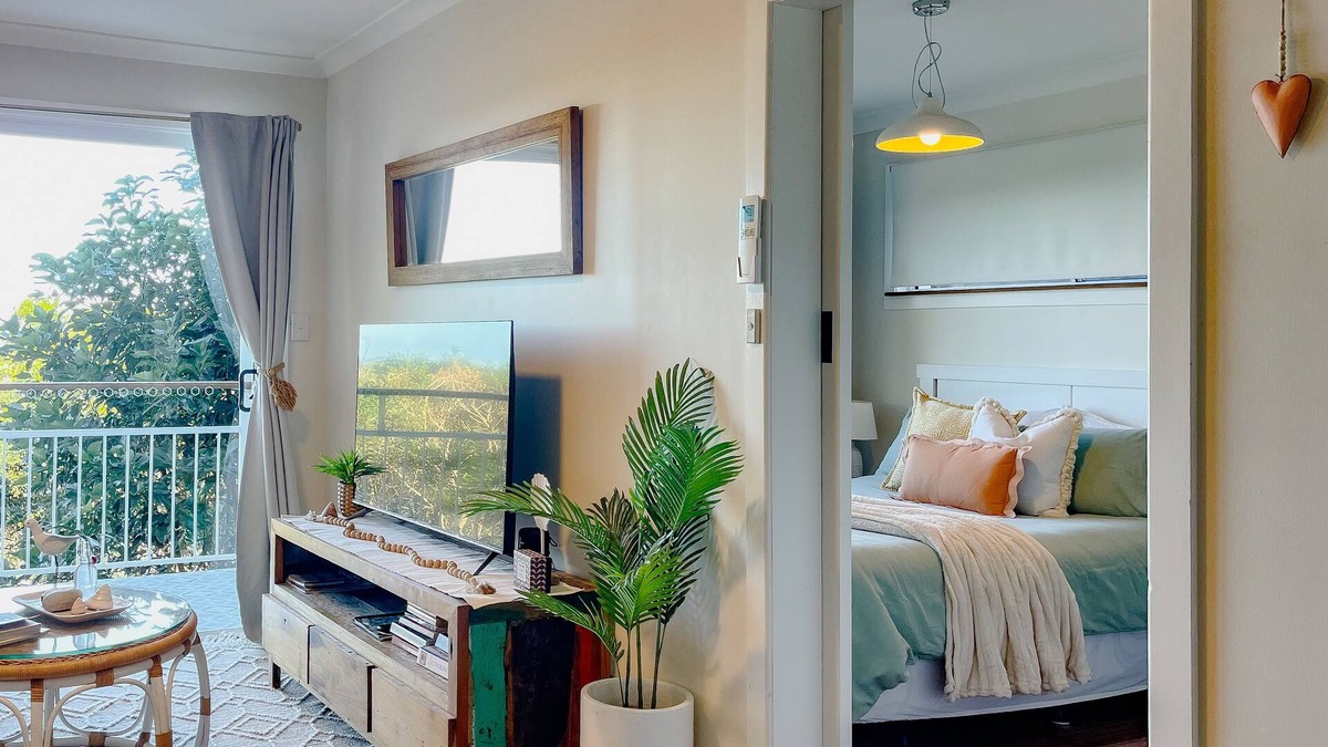 East Ballina Apartment | Sand - Relaxed Coastal Vibes, Bay Views, Dog Friendly