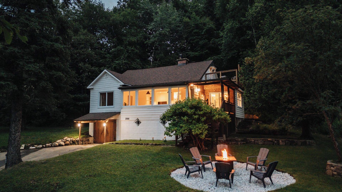 Sainte-Agathe-des-Monts Ski Chalet | Sand & Snow: Luxury Lakefront Retreat w/Spa