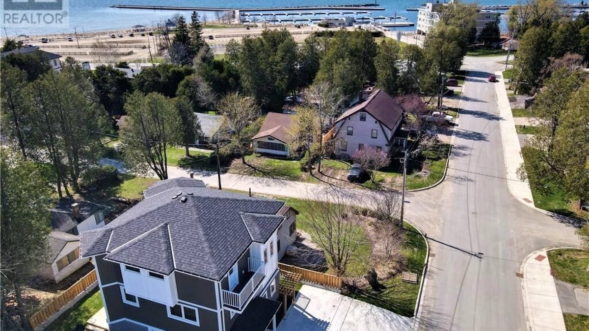 Port Elgin House | Sand, Sun & Fun – Steps to Beach w/Fire Pit & Games!