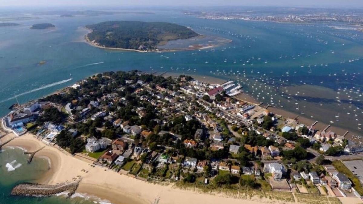 Sandbanks Apartment | Sandbanks apartment. BeachWalk