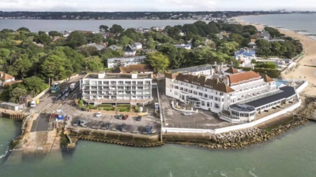 Sandbanks Apartment | Sandbanks waterfront flat with panoramic views over Poole Harbour