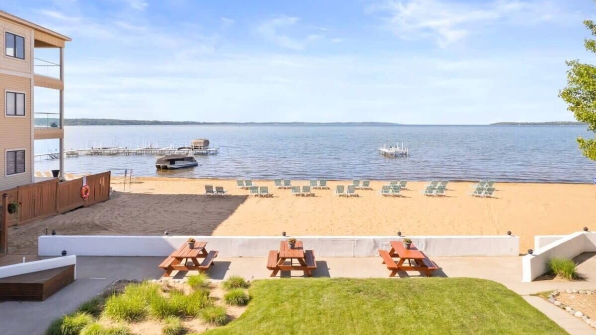 Traverse City Cabin | Sandbar Cottage 4 The