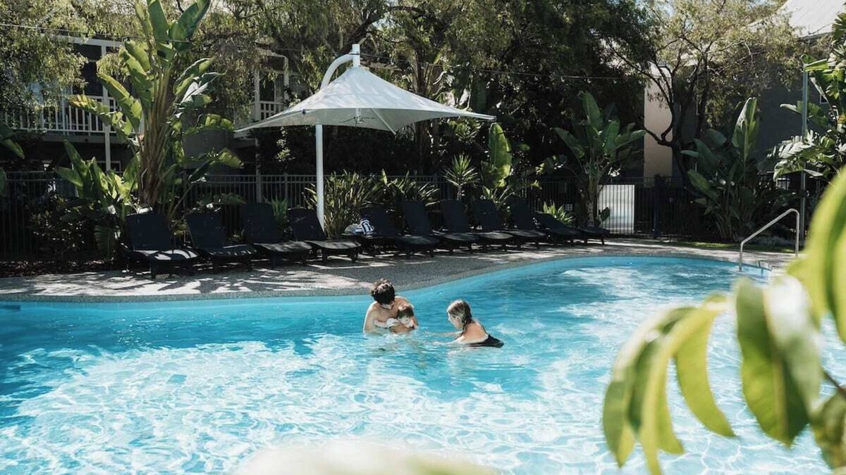 Broadwater House | Sandblu: Beachfront Villa with Resort Facilities