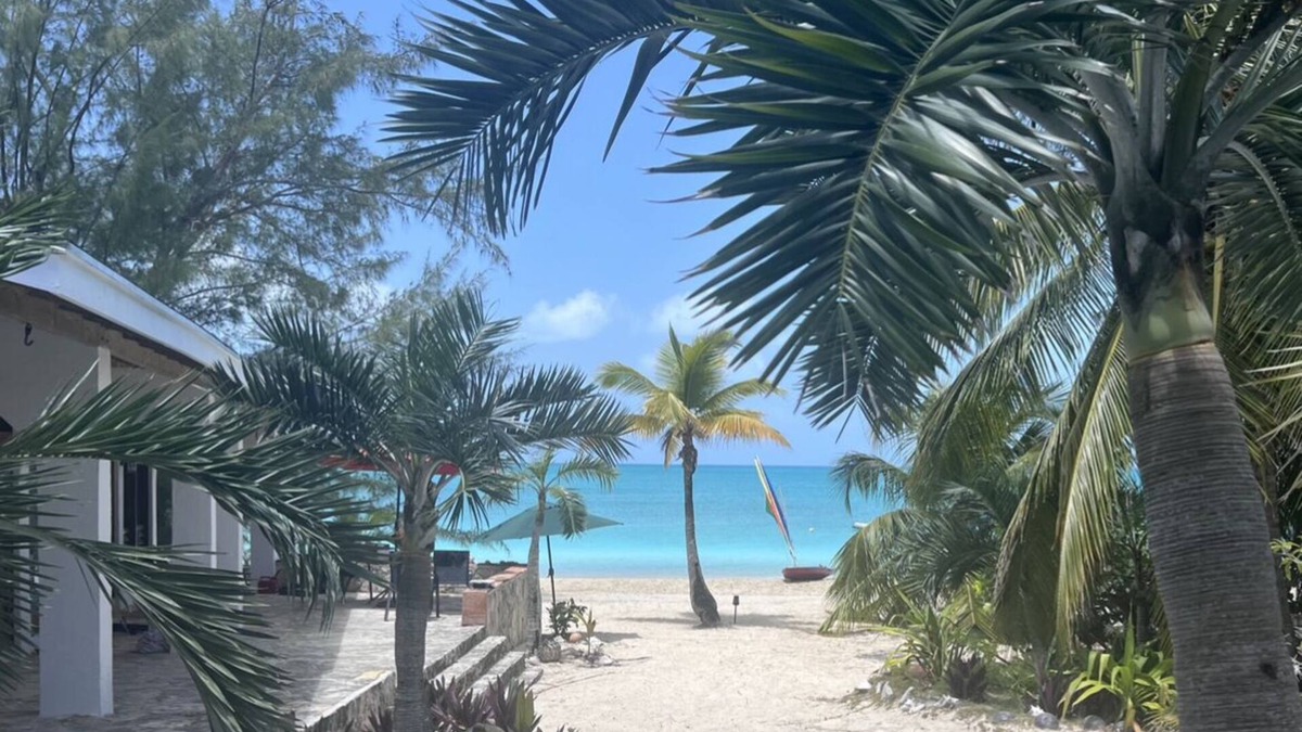 New Bight Villa | Sandcastle House Oceanfront Paradise in Fernandez Bay