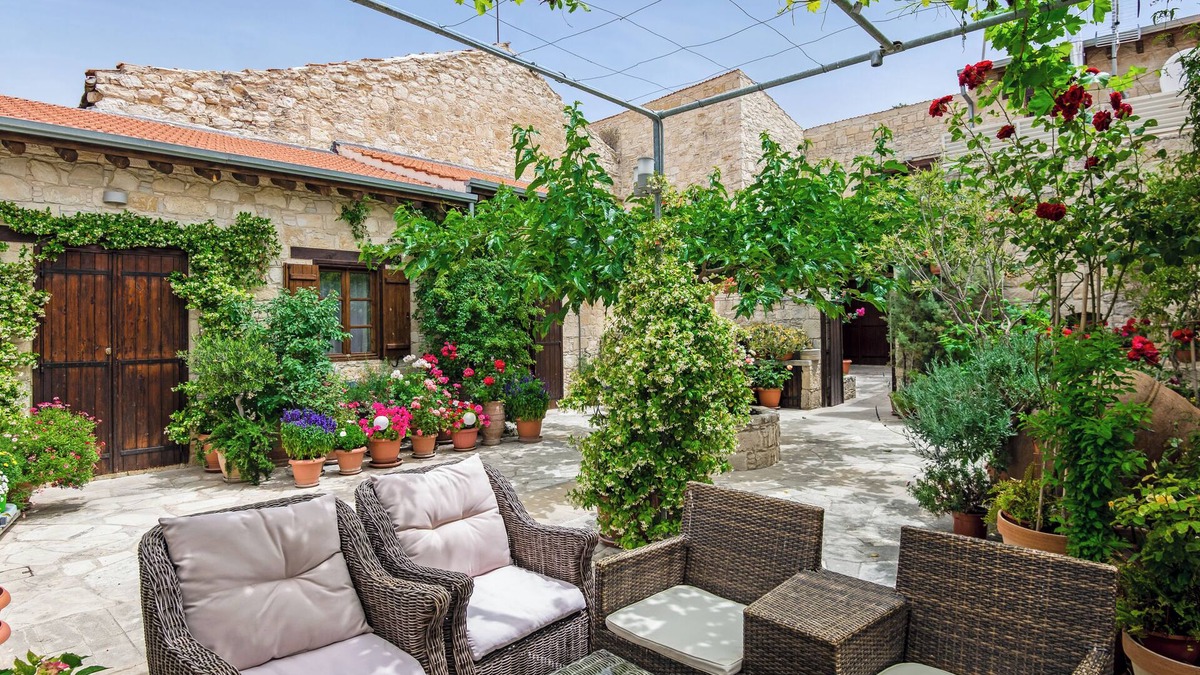 Arsos Apartment | Sanders Arsorama Cozy 1 Bdr Apt with Shared Patio