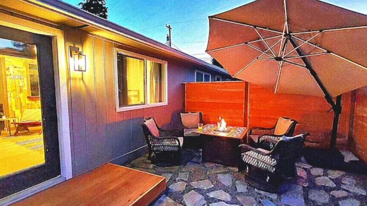 Coeur d'Alene House | Sanders Beach stylish downtown CDA getaway hot tub fire table bikes games