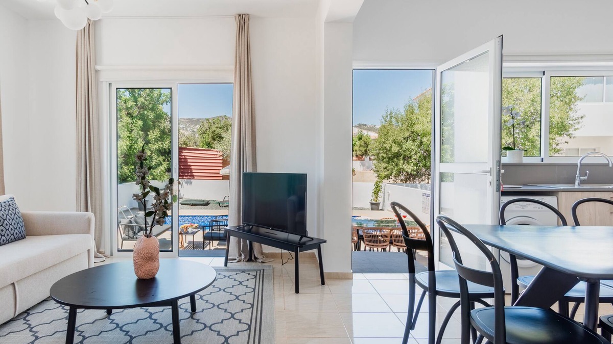 Tremithousa Villa | Sanders White Mountains - Bright Villa with Pool