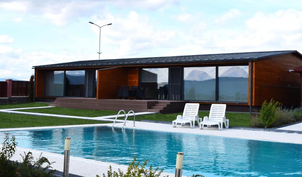 Pauleni-Ciuc Apartment | Sanderson Apartments