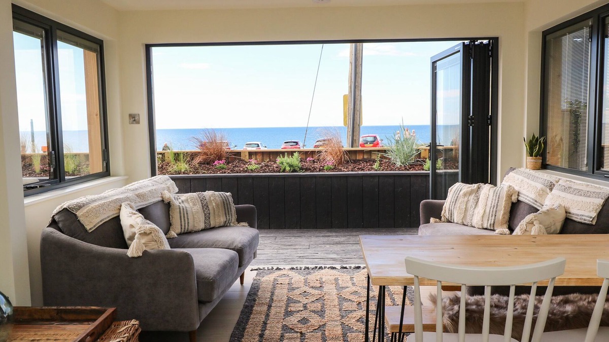 Eype Cottage | SANDPIPER CHALET, with a garden in Eype