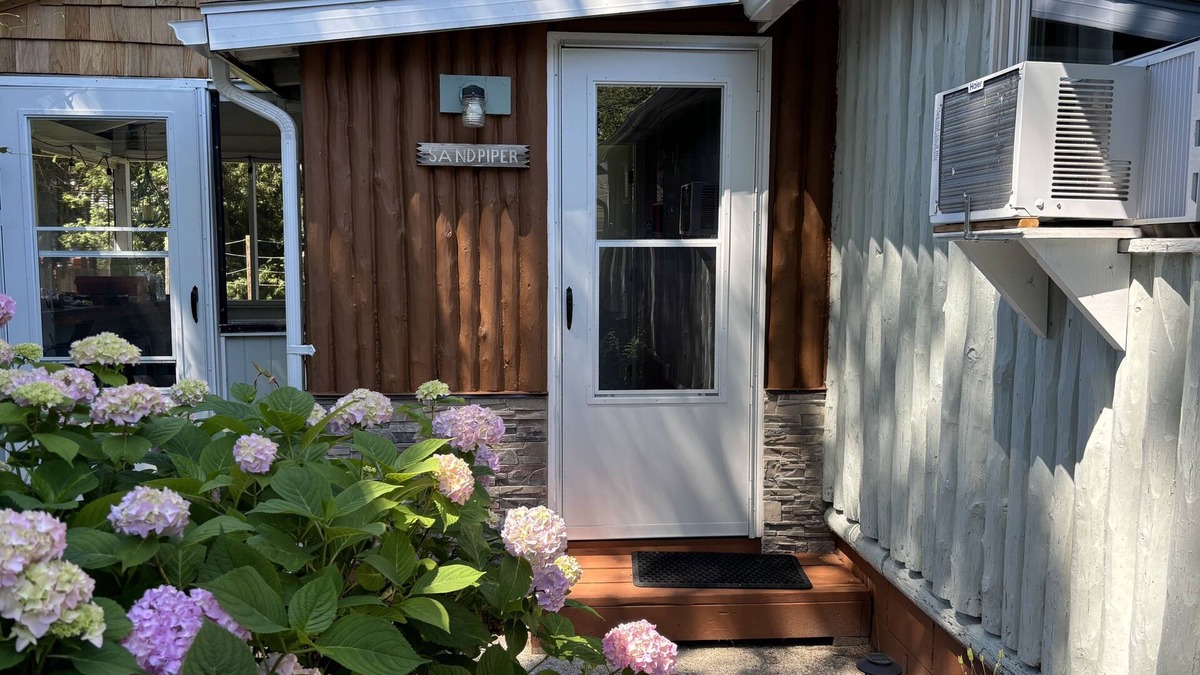 Ludington Cottage | Sandpiper Cottage: Lakeside, Boat Slip, Beach, Family Friendly, Kayaks