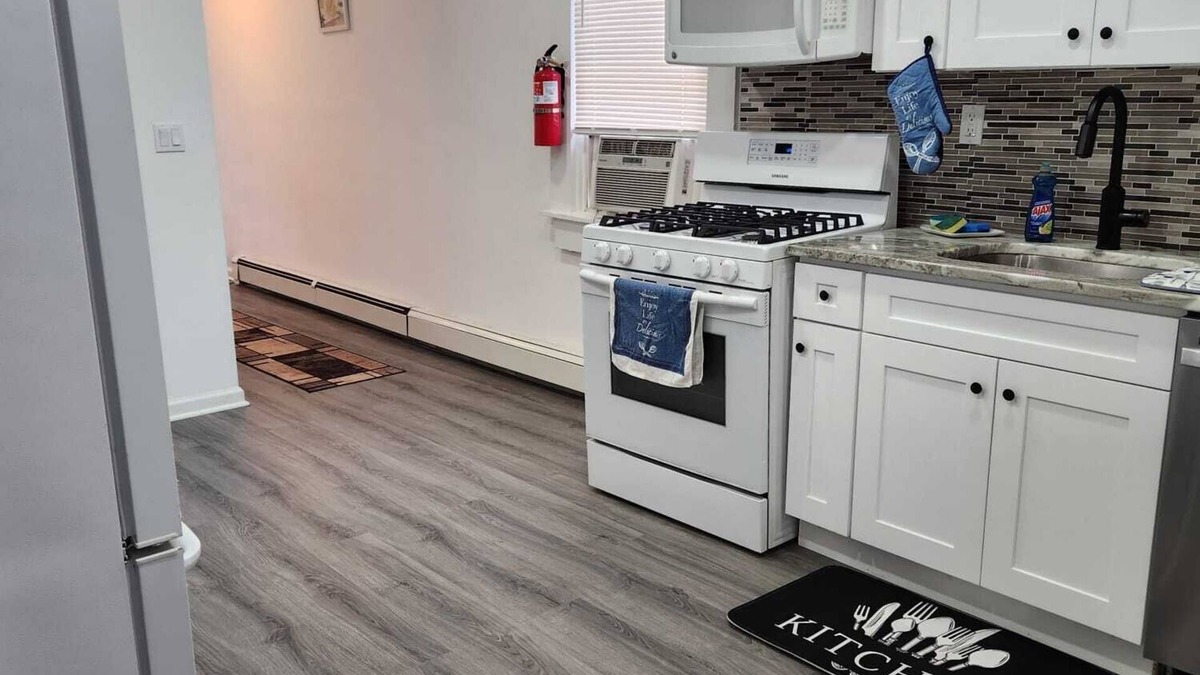 Keansburg Cottage | Sandpiper Place: walk to Beach, Pier, Waterpark, 30min to NY City