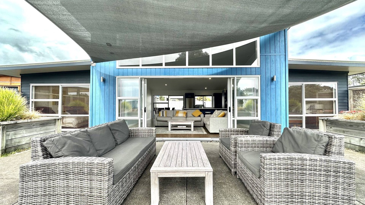 Matarangi Cottage | Sands Beach House - Matarangi Holiday Home