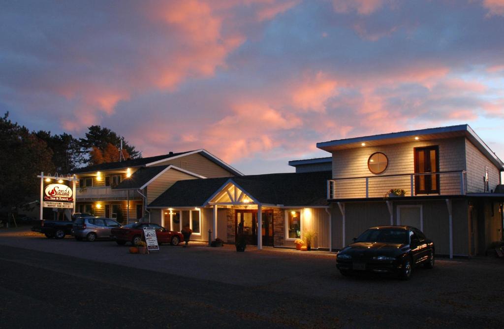 Golden Lake Resort | Sands on Golden Lake