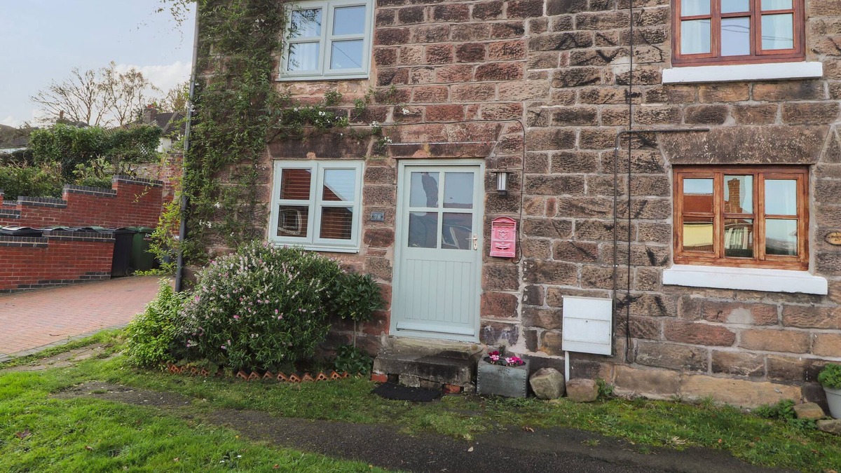 Frodsham Cabin | SANDSTONE COTTAGE, character holiday cottage, with a garden in Helsby