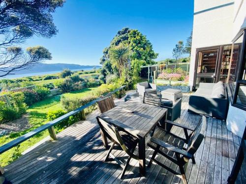 Paraparaumu Beach House | Sandwalk - big, bold, beachfront
