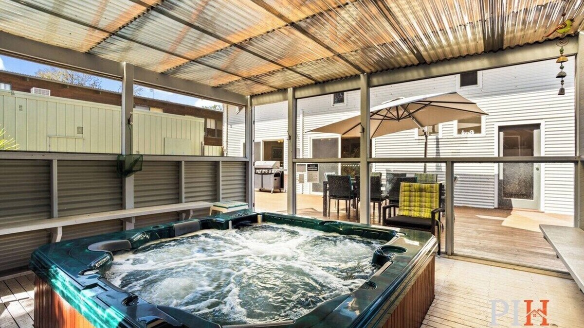 Silverleaves House | Sandy Bay Getaway w Spa 4 Bdr