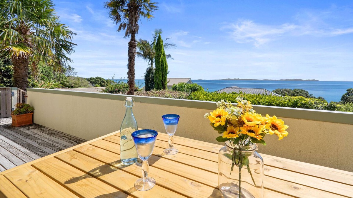 Coopers Beach House | SANDY BEACH HOUSE - COOPERS BEACH HOLIDAY HOME in Coopers Beach