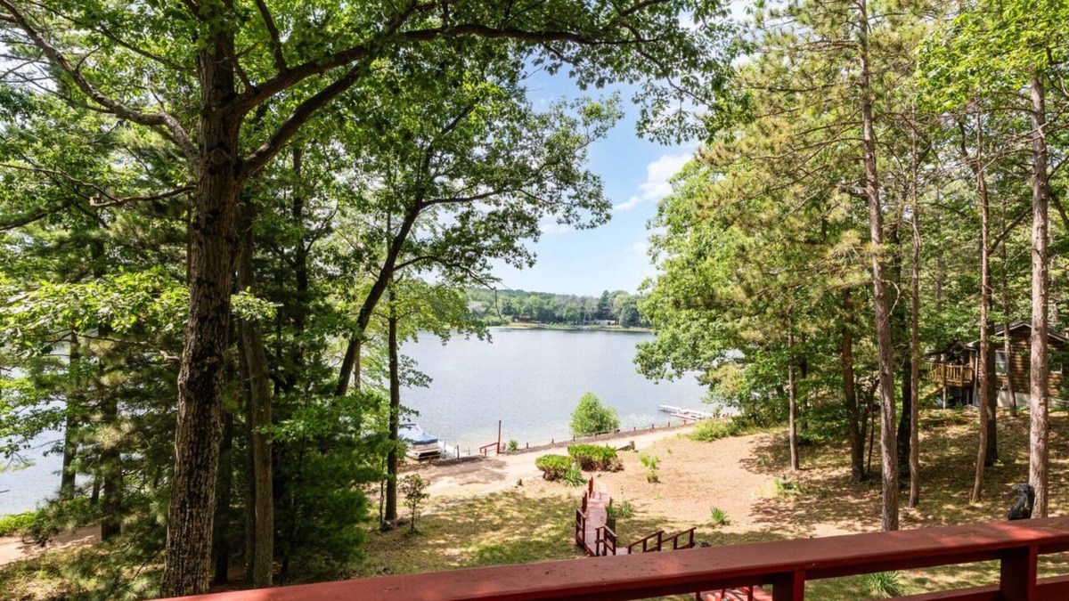 Harrison Cottage | Sandy Beach Lakefront 5BR/2BA Sleeps 15!